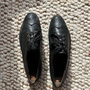 Earthies Shoes - black leather Oxfords